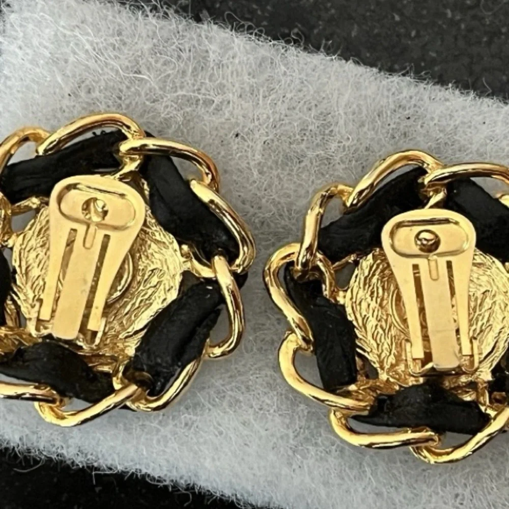 CHANEL vintage double c logo Gold Tone  &  Black lambskin leather chain Earrings - Picture 5 of 6